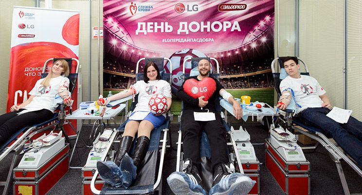 Футбольный день донора LG и «Эльдорадо» с Денисом Глушаковым и Артёмом Ребровым - изображение 2