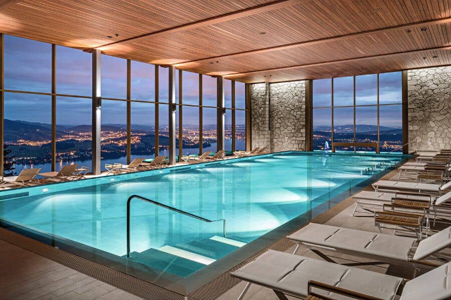 Бассейн в СПА-комплексе Buergenstock Hotels Resorts