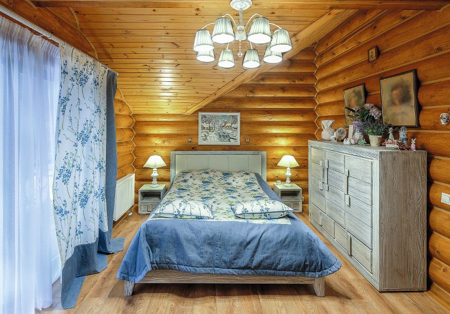 Спальня в доме из оцилиндрованного бревна