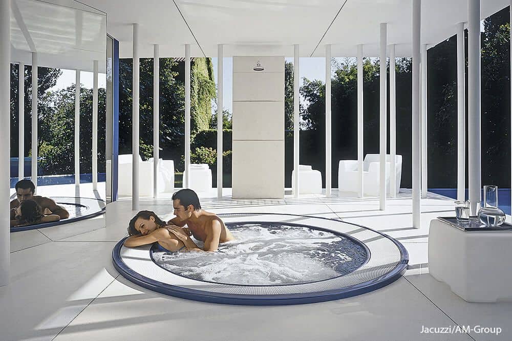 Круглый бассейн Jacuzzi Alimia Experience вмещает восьмерых пользователей, имеет комфортные ступеньки и сиденье для детей.