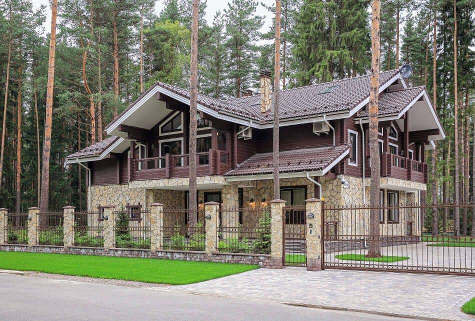 Особняк из дерева и камня