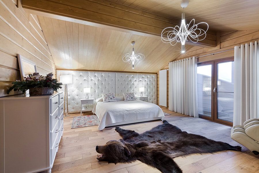 Современная спальня с элементами охотничьего стиля