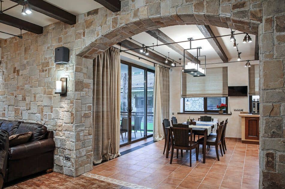 Столовая в доме в стиле кантри