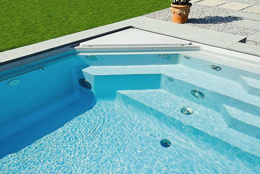 Ступени римской лестницы композитного бассейна компании Leidenfrost-pool