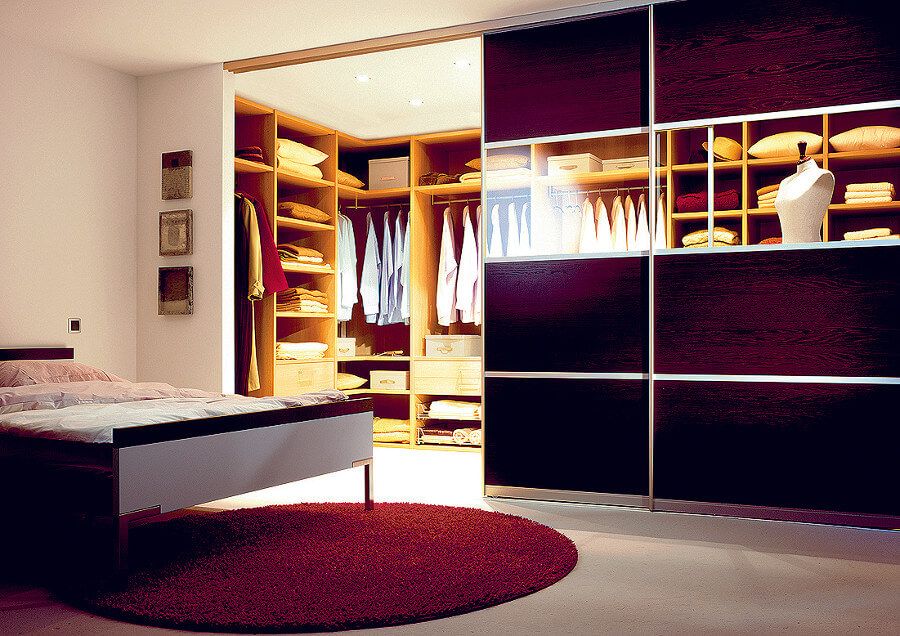 Уютная гардеробная с деревянными стелажами