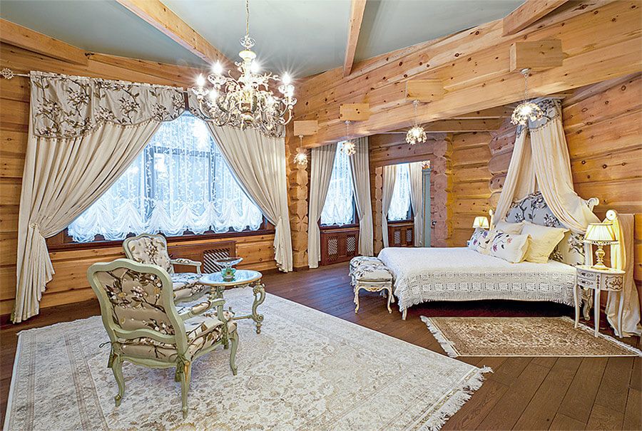 Спальня большой площади в деревянном доме
