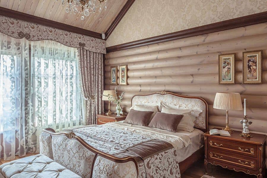 Интерьер спальной комнаты в доме из оцилиндрованного бревна