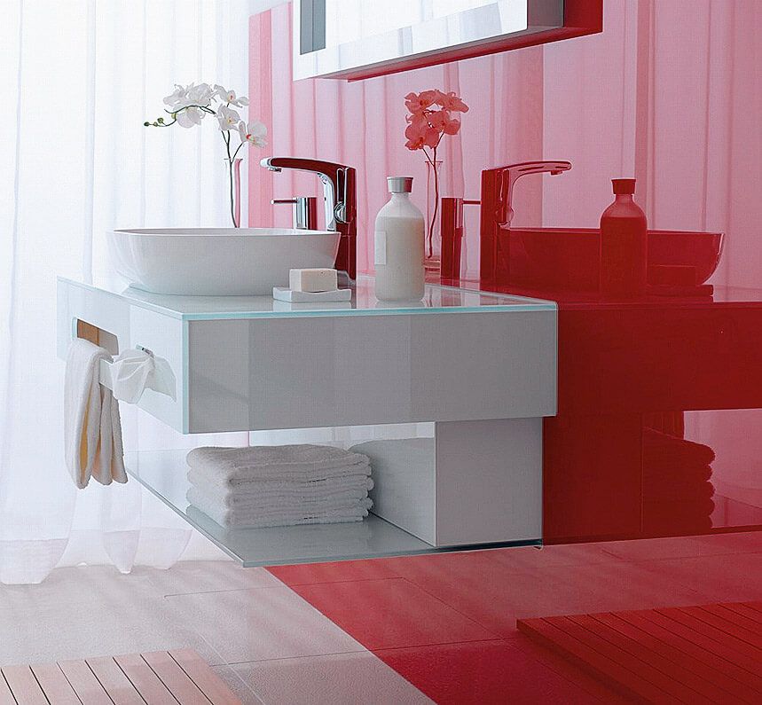 Цветное стекло в оформлении ванной комнаты